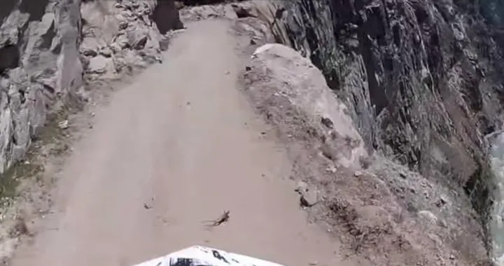 In moto sui sentieri dell'Himalaya [Video]