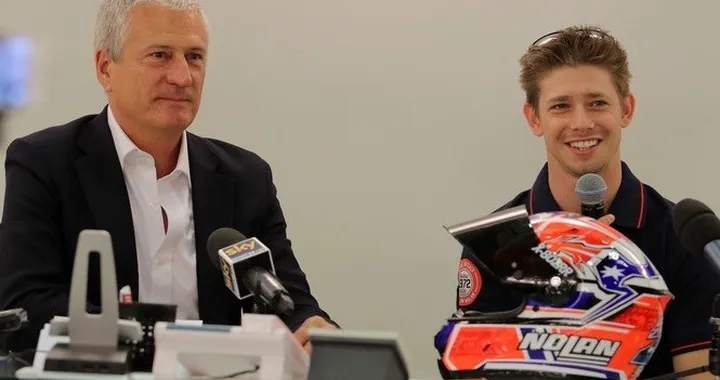 Casey Stoner presenta il suo Nolan X-802RR Carbon Fitting