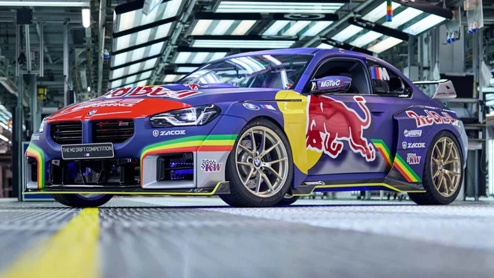 BMW M2 pazzesca con oltre 1.000 CV derapa all'interno di una fabbrica