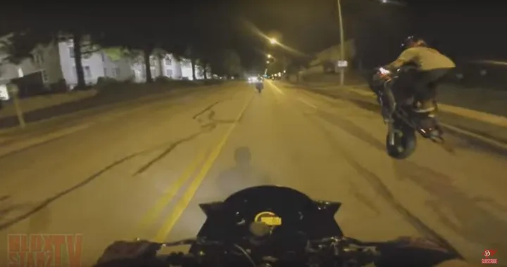 Impennata da stuntman con caduta in moto [Video]
