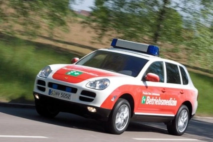 Una Porsche Cayenne in versione ambulanza
