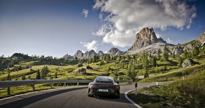 Porsche 911 GT3 Bergsport, solo 100 esemplari: cambio manuale e omaggio alle Alpi