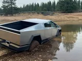 Tesla Cybertruck, non supera i guadi: le riparazioni sono costosissime