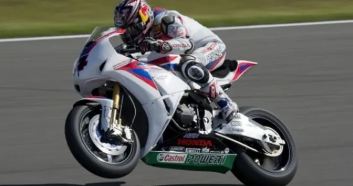 Donington, SBK esaltante: gare show con vittoria storica per la BMW di Marco Melandri