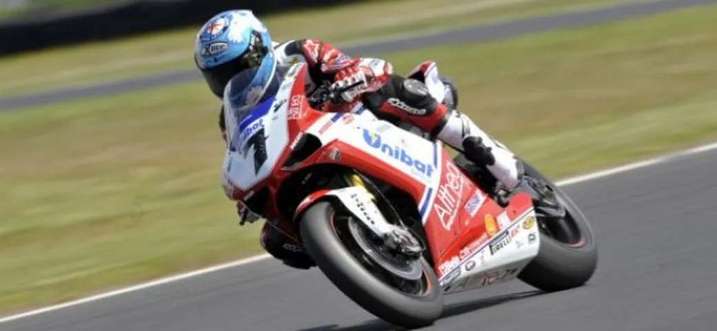 WSBK: Carlos Checa frantuma il record di Phillip Island e ipoteca il primo round