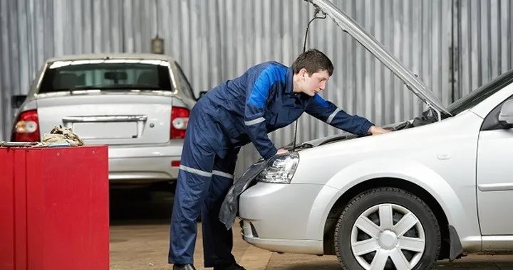 Il cambio dell'olio motore: quale olio scegliere al controllo