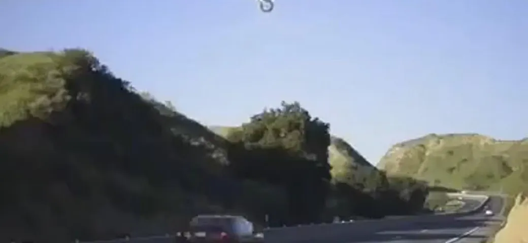 Folle salto dell'autostrada in California [Video]