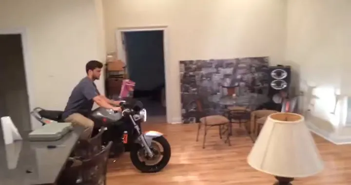 Motociclista scriteriato