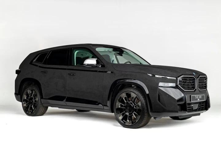 Una BMW XM con carrozzeria in Alcantara presentata in via Monte Napoleone