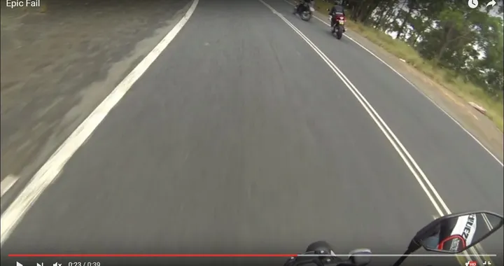 In moto va nell'altra corsia, procurando un incidente [Video]