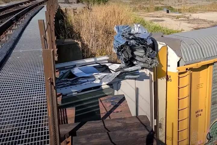 Treno merci più alto del ponte: decine di auto distrutte [Video]