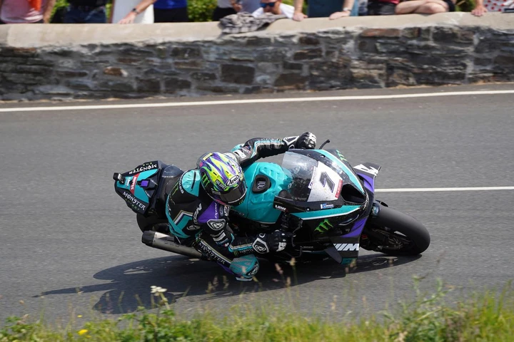 BMW M 1000 RR conquista nuovi record e vittorie con Peter Hickman