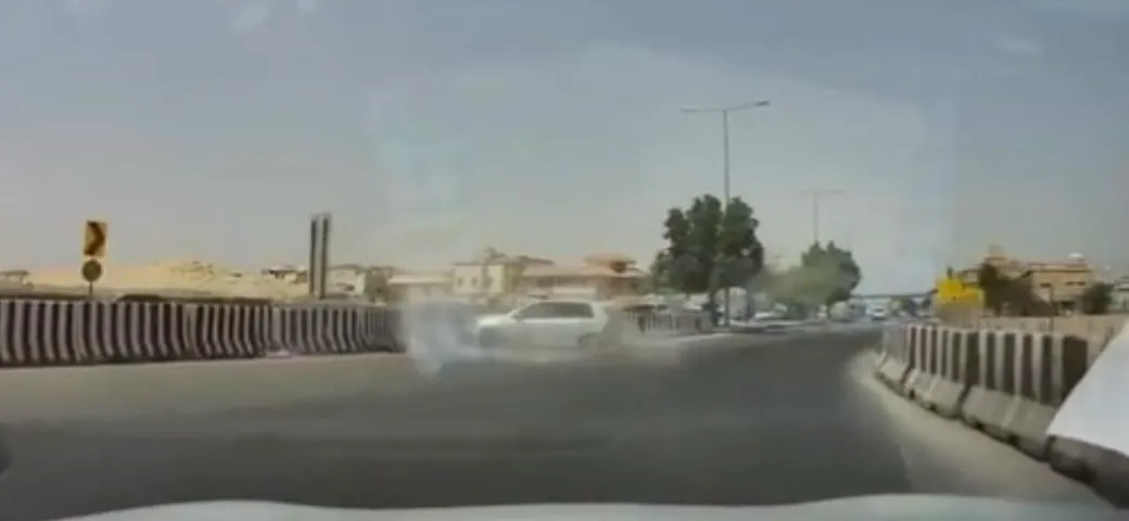 Dal karma una lezione immediata per un automobilista [Video]