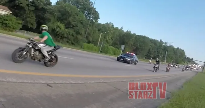 Motociclista spavaldo fa l'acrobata da circo su strada aperta