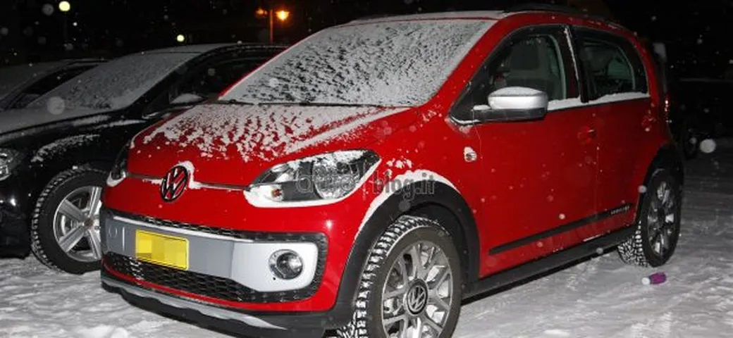 Foto spia Volkswagen Cross Up!