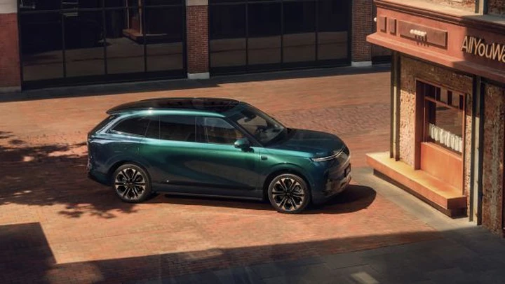 XPENG G9L, il nuovo SUV di lusso arriva in Europa: debutto e prezzi a Parigi