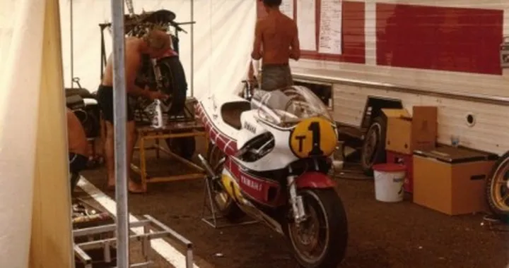 Foto del giorno: quando il paddock profumava d'officina