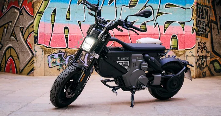 BMW CE 02: debutta il nuovo veicolo elettrico pensato per i centri urbani [FOTO]