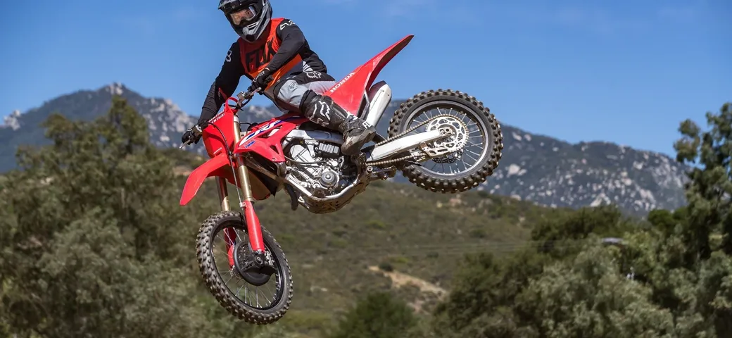 Honda CRF450R 2022, alla ricerca della perfezione: foto e caratteristiche