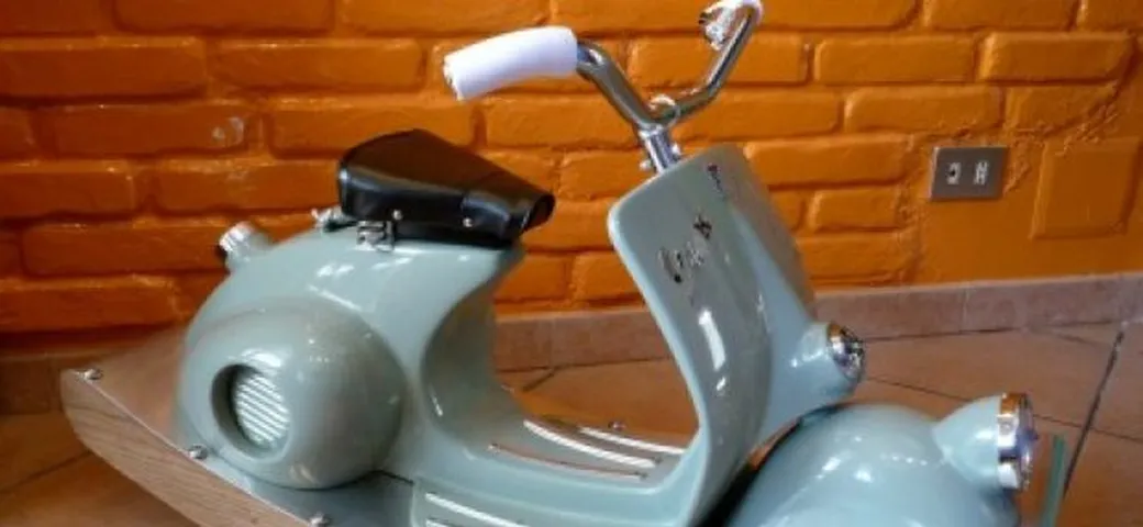 Foto del giorno: la Vespa a dondolo del piccolo Diego