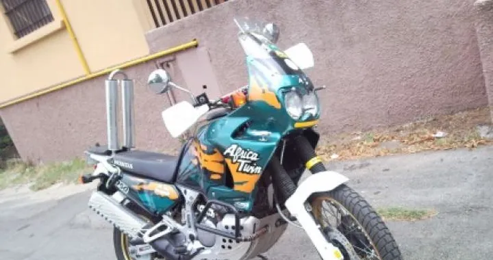 Foto del giorno: Africa Twin con Roll-bar o poggiaschiena?