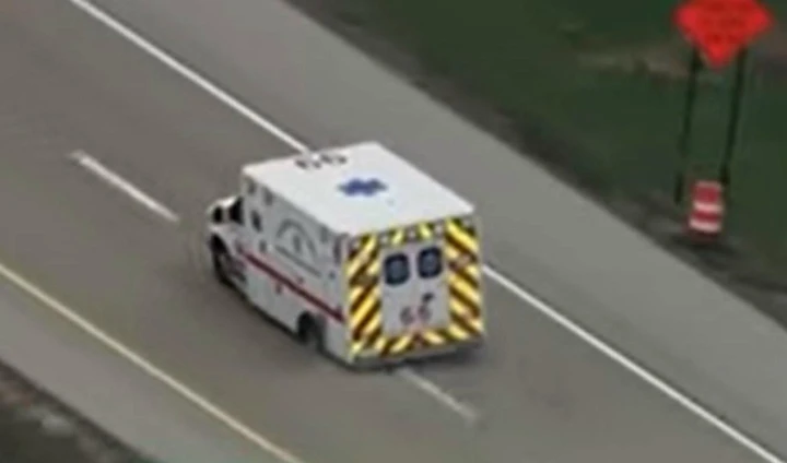 Ruba un'ambulanza, la polizia lo cattura dopo un inseguimento [Video]