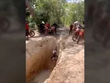 Video: l'endurista fa un bel bagno nel fango