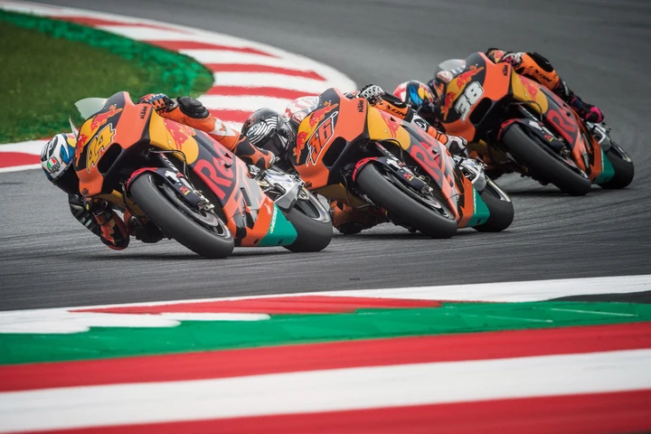 MotoGP: KTM mette a tacere le voci e conferma i suoi piloti