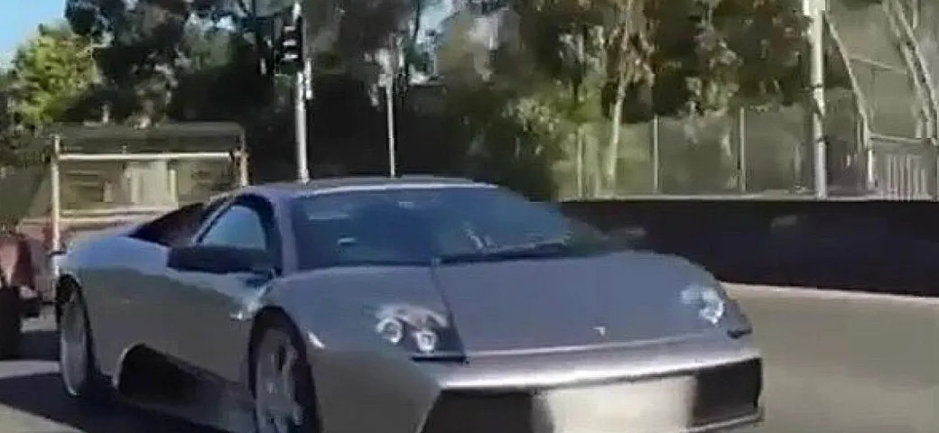 Una Lamborghini Murciélago... con carrello e caprette al seguito [Video]