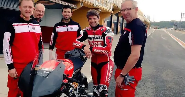 Checa in pista a Valencia sulla Ducati 1199 Panigale R