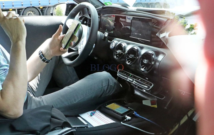 Mercedes Classe A: foto spia degli interni