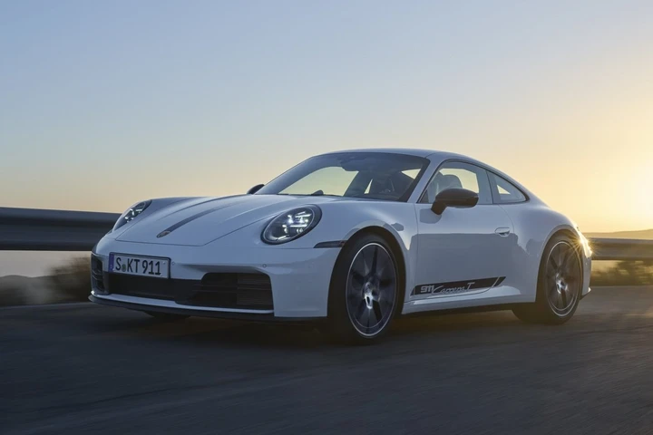 Porsche 911 Carrera T: un nuovo modello per un’esperienza di guida leggera e dinamica