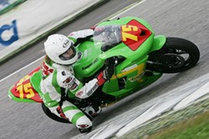 Chiara Valentini roda la sua nuova Kawasaki ZX6R