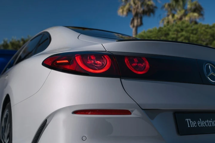 Meno peso, più efficienza e facilità di riparazione: il nuovo pacco batteria di Mercedes