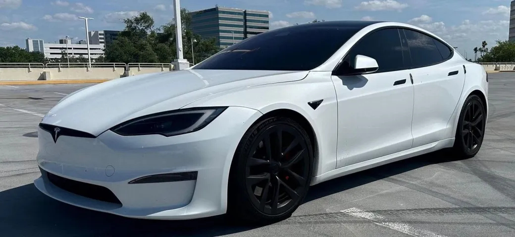 Vuole vendere la Tesla quasi nuova a prezzo stracciato, ma nessuno la acquista