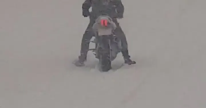 Motociclista sulla neve