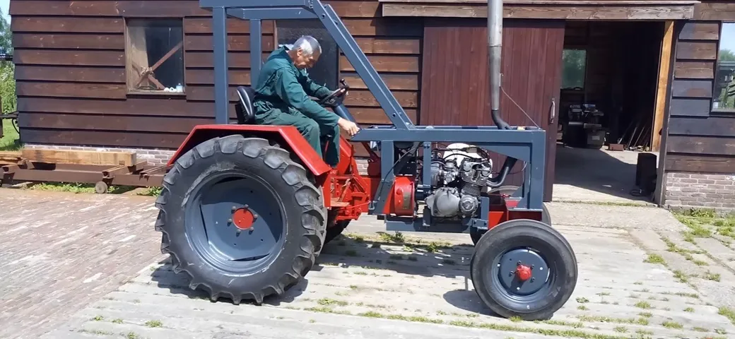 Trattore spinto da un motore Suzuki [Video]