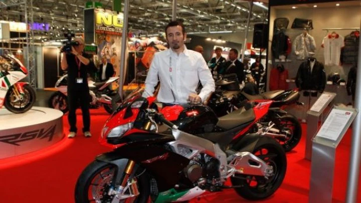 Max Biaggi tiene a battesimo le novità del Gruppo Piaggio al Salone di Colonia