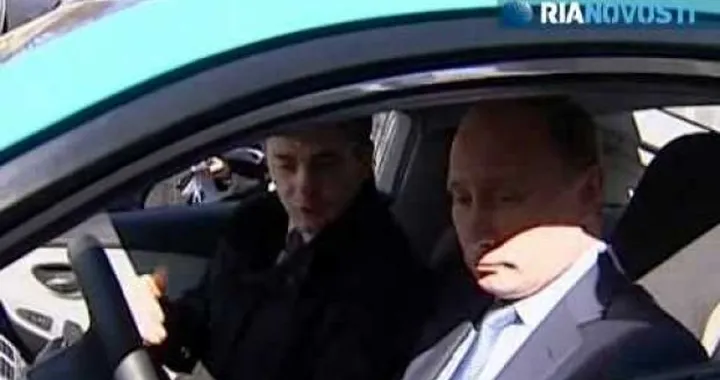 Yo-Mobile: Vladimir Putin al volante della prima ibrida russa