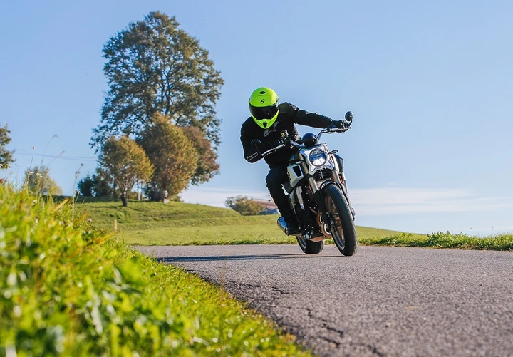CF-MOTO 700CL-X, la prova su strada (VIDEO)