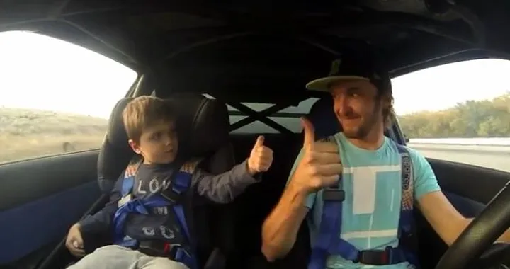 Il bambino sull’auto in drift, un anno dopo