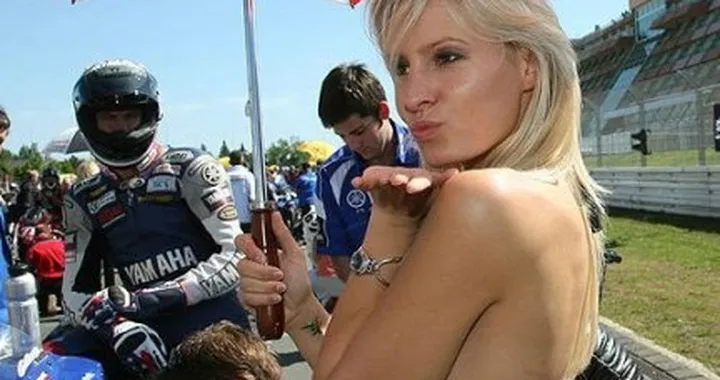 Sexy bikers: la playmate scende in pista