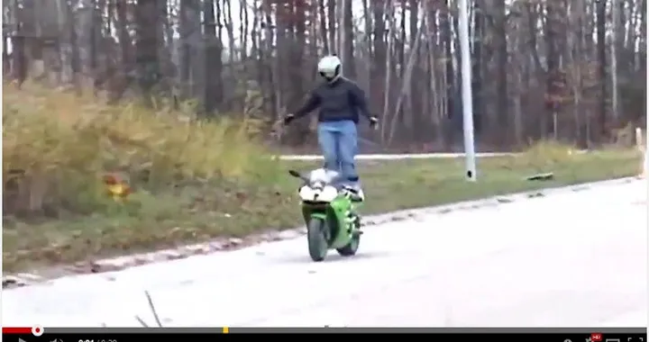 Video divertenti: fa l'acrobata sulla moto e la sfascia