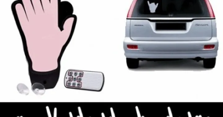 The Hand: la mano che gesticola sul lunotto
