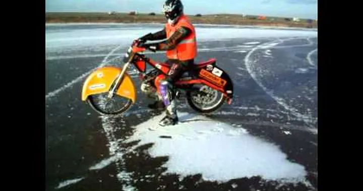 Ijsspeedway op  ijsselmeer