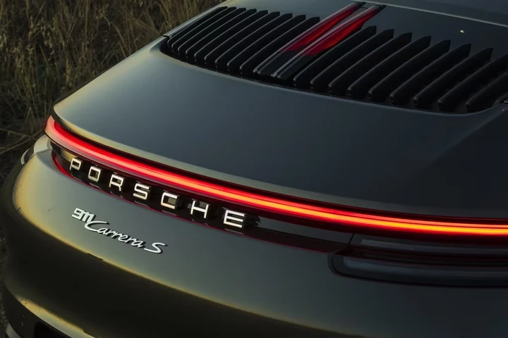 Due Porsche tentano di saltare la fila al distributore: gli altri si ribellano