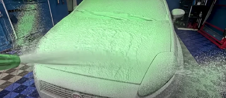 Recupera una Fiat Punto abbandonata e la rimette a nuovo [VIDEO]
