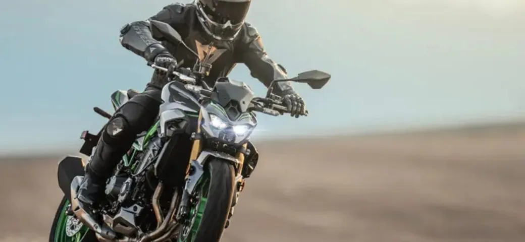 Kawasaki Z 900 MY 2025: prestazioni, prezzi e novità