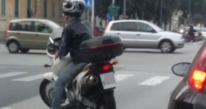 In moto senza assicurazione e con targa di cartone