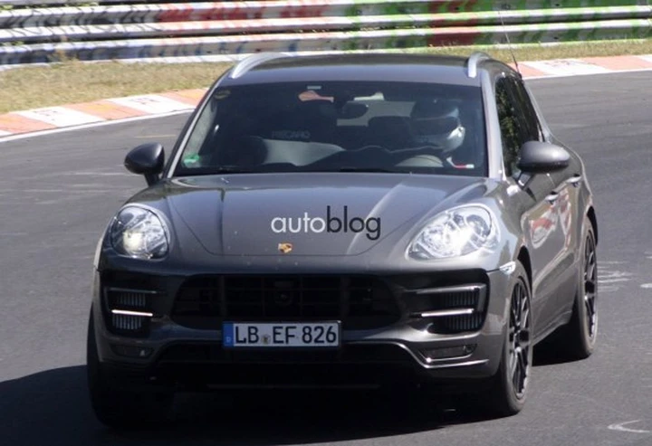 Porsche Macan: foto spia al Nurburgring